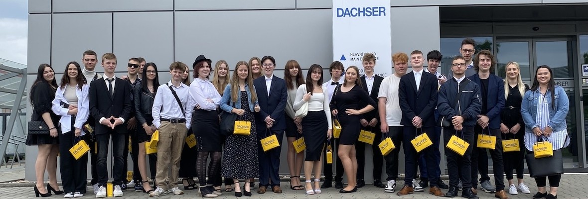 Žáci a žákyně LG2A a LG2B navštívili logistickou firmu Dachser